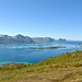 Sicht über den Bergsfjord. Ganz rechts am Horizont ist die Inselgruppe der Westeralen zu sehen.