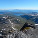 Blick auf die östliche Fjordlandschaft der Insel Senja mit schneebedeckten Bergen am Horizont der norwegischen Provinz Troms.