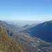 Blick Richtung Lago Maggiore. In der Mitte der Mont'Orfano, links am Bildrand die Corni di Nibbio. 