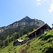 nach 1000 Höhenmetern und einer ewigen Waldpassage erreicht man die (heute bewirtete) Alp Franzen -<br />der Wegweiser zeigt aber immer noch entsetzliche 1h 50 