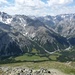 Blick vom Piz Dora-Westgrat hinunter zur Alp Mora. Im Hintergrund die allgegenwärtige Berninakette.