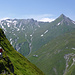 Auf dem schönen Weg zur Alp Salischina mit Blick auf den eindrücklichen Piz Stgir