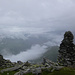 Ein Bauwerk aus mehreren Tonnen Steinen überblickt das Val Lumnezia, das von Regenschauern heimgesucht wird