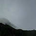 Steinturm-Paare, die wohl schon seit Jahrzehnte auf dem Grat stehen – dahinter der Gipfel des Piz da las Ruinas Neras im Nebel