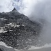 bei der Bergstation Seetal zeigt sich kurz der Vorgipfel des Gabelhorns (rechts, von Wolken umhüllt)