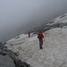 der Aufstieg auf dem Bergwanderweg führt erst auf Schnee ...