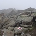 für einen kurzen Moment taucht sogar das (niedrigere) Gipfelkreuz aus dem Nebel auf