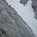 Abstiegsvariante über ein steiles Altschneefeld; es ist noch ziemlich hart, daher steigen wir an seiner Begrenzung weiter abwärts.