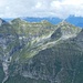 Da sinistra verso destra: Poncione Rosso, 2505 metri; Poncione del Vènn, 2477 metri; Poncione dei Laghetti, 2445 metri; Cima del Picoll, 2440 metri; Cima della Cengia delle Pecore, 2394 metri.