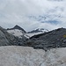 Salita, cartello indicazione ghiacciaio, sotto la sella...al centro la Lobbia Alta.