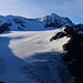 Acht Tag zuvor stand ich auf der aneren Seite vom Glacier du Giétro auf der La Ruinette (3875,0m).<br /><br />Links ist der Mont Blanc de Cheilon (3870m), rechts Mont Rouge du Giétro (3439m) .