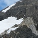 Monte del Forno. Der mit Seilen gesicherte Aufstieg folgt der hellen, dünnen Felsader von der Schneefeldmitte rechts hinauf.