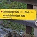 <b>Parto alle 9:00 da una quota di 1315 m, seguendo un segnavia che prevede per la capanna un tempo di percorrenza di circa 2:15 h. Mi trovo sull’Adlerweg, il Sentiero delle Aquile, un percorso che in 23 tappe attraversa tutto il Tirolo da Sankt Anton a Sankt Johann. </b>