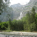 Durch die Flühe rechts des Wasserfalls führt der empfehlenswerte Weg zur Balmhornhütte SAC.