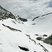 Tra il Laghetto di Cassimoi e la sella a quota 3083 m la neve fresca è molto alta.