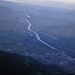 Der Rhein als silbernes Band in der Dämmerung, hinten der Bodensee
