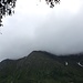 <b>Nebbia e nuvole sulle montagne che coronano San Bernardino: il Piz de la Lumbreida è incappucciato e la Val Vignun è oscura e tenebrosa, come se stesse arrivando un temporale. </b>