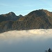 Dichtes Nebelmeer, darüber das Hirzli im Morgenlicht