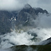 Blick vom Mot da l'Hom ins Val S-charl. In den Wolken der Piz Pisoc, der höchste Punkt im SNP (Schweizerischer Nationalpark).