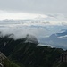 Im Abstieg vom Hundstein durch die Südflanke. Der Blick über die südliche Alpsteinkette nach Österreich.