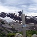 Geschafft - das Gipfelkreuz des Näbelchäpplers vor dem Bächistock und dem Rest des Glärnischfirns