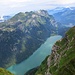 senkrechter Tiefblick zum Klöntalersee - man könnte fast 1600m Klippenspringen