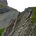 Im Hintergrund ist im steilen Schotterhang zur Furggele der offizielle Wanderweg gut erkennbar.