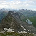Blick auf die Glattalp. Im Vordergrund links die Kette mit Schijen und Jegerstöcken. Hinten Schächentaler Windgällen.