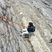 Wo wir das Seil zur Auf- und Abstiegshilfe nehmen überwindet Artus die Passage im Freeclimbing Style.