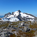 Rückblick vom Skarelvfjellet zum Keipen und Grytetippen, zwei sehr markanten Gipfeln im  Nordteil Senjas.