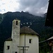 Kirche von Gribbio - darüber der Pizzo Forno im Nebe