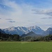 Prachtvoller Blick auf die Nordseite des Wettersteins bei der Fahrt nach Garmisch