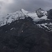 Dicke Wolken auch über dem vergletscherten Doldenhorn (3638m) und dem felsigen Kleindoldenhorn (3475m).<br /><br />Foto von der Bergstation Öschinen (1682m).