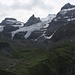 Blick zu den abweisenden Gipfel vom Blüemlisalpmassiv und auf den Blüemlisalpgletscher; Foto kurz vor der Alp Oberbärgli.<br /><br />Links ist die Wildi Frau (3274m), in der Mitte der Ufem Stock (3221m) und rechts der P.3279m, ein Vorgipfel vom Blüemlisalp Rothore. Die drei Gipfel sind den drei Hauptgipfel der Blüemlisalp vorgelagert. Einer der Hauptgipfel, die Wyssi Frau (3650m), ist im Hntrgrund zu sehen.