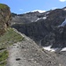 Aufstieg auf der Gletschermoräne beim P.2324m zur Blüemlisalphütte (2834m) die weit oben auf dem Grat ganz klein zu erkennen ist.
