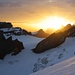 Sonnenaufgang bei Ankunft im Rothornsattel (3178m). Links ist die Wildi Frau (3274m).<br /><br />Auf dem Blüemlisalpgletscher lässt sich unsere Spur erkennen.