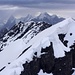 Gipfelaussicht vom Blüemlisalphorn (3661m) über die Wyssi Frau (3650m) zum berühmten Dreigestirn: Eiger (3970m), Mönch (4107m) und Jungfrau (4158,2m). Ganz links ist noch das Wetterhorn (3692m), ganz rechts das Gletscherhorn (3983m) zu sehen.