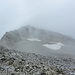 Der Nebel lichtet sich und gibt die Sicht auf's Wisshorn frei. Die Route führt zwischen den beiden Schneefeldern rechts hoch