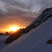 Alpinistenglück: zufällig richtig stehender Pickel im Sonnenaufgang neben dem Eiger