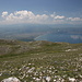 Magaro - Ausblick am Gipfel in etwa westliche Richtung. Zu sehen ist u. a. die albanische Stadt Pogradec am Südufer des Ohrid-Sees.