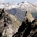 La Punta di Val Scaradra e il Torrone di Nav alla sua sinistra, visti dalla cresta di collegamento col Pizzo Sorda. Là in fondo ci sono le montagne della Greina.