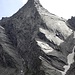 La Punta di Val Scaradra dall’Alpe Scaradra di sopra. Sulla cresta di sinistra sale la via normale (itinerario 632 della guida del CAS). Qui davanti passa la via “Voglia d’avventura” (itinerario 633).