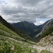 Blick gen  Hahntennjoch. Von dort erschallt der einzige Wehrmutstropfen herüber, das endlose Geknattere der zahllosen Biker, die die Stille bis zum Gipfel durchbricht. Da könnt ich glatt zum Jäger werden.