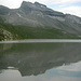 Die Plattenhörner (mehrgipfelig, bis 2855m) spiegeln sich im Daubensee.