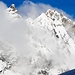 Nach einem Aufstieg bei sehr trübem Wetter und anschließendem Schneeregen reißt es plötzlich auf und das Weißhorn präsentiert sich mit viel Neuschnee.
