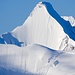 Das Matterhorn versteckt sich hinter dem Obergabelhorn, das seine steile Nordwand in ganzer Schönheit präsentiert. Im Vordergrund der Firngrat, der Blanc de Moming und L'Epaule du Zinalrothorn verbindet.