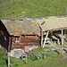 Unter dem Vordach dieser windschiefen Hütte hat das tschechische Ehepaar, das wir getroffen haben, offenbar die erste Nacht verbracht. Umgeben von bimmelnden Kühen.
