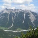 Karwendel, unten die Schnellstraße von Mittenwald nach Scharnitz, der Verkehrslärm ist bis hierher zu hören