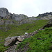 Abstieg über den E Oeschischafberg zwischen oberstem Felsgürtel und Färig