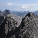 Vom östliche Nebegipfel des hohen Lichtes blicke ich hinüber zum 5m höheren Krottenkopf - und zur 3m niedrigeren Hochfrottspitze bzw. Mädelegabel.